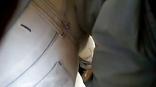 Следете ја симпатичната студентка и ебајте ја во бањата