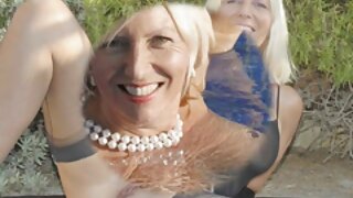 Жешка blowjobs и јавање петел