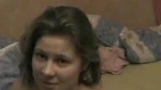 Бринета со прободен јазик дава мине