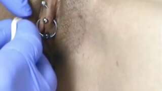 Млада девојка со природни цицки што прави ударна работа POV