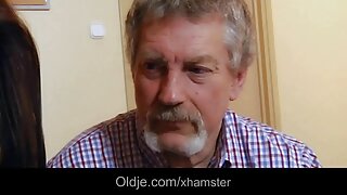 Пар се ебе на кревет