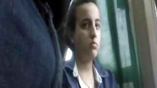 Сексапилната бринета станува непослушна