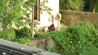 Допирајќи ја нејзината влакнеста пичка