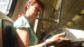 Гот тинејџер со црвени усни се анализира