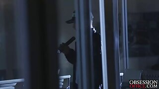 Јонг бринета дава длабока мине и добива свршување на лицето