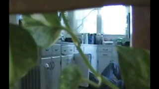 Вибратор ми ја навлажнува пичката целосно