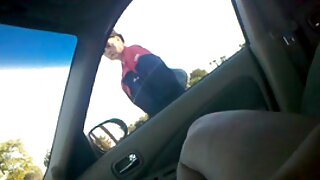 Дебелиот човек му угодува на својот другар