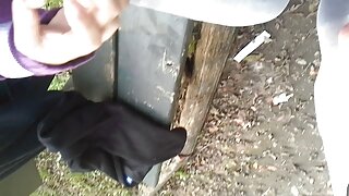 Мојата девојка ме дрка во јавниот тоалет